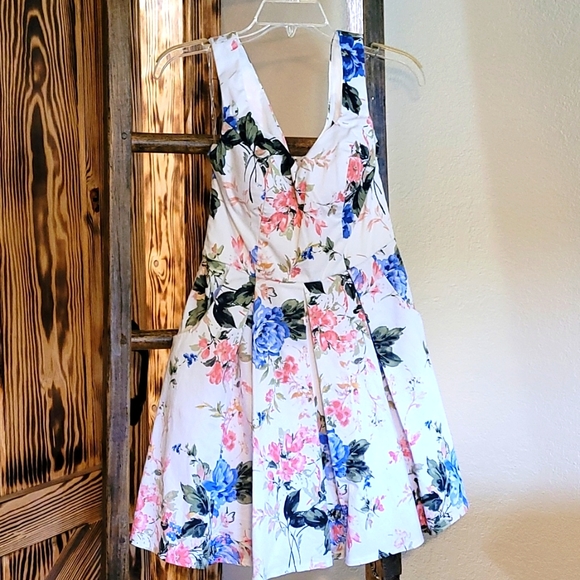 Trixxi | Dresses | Womensjunior Floral Dress With Pockets | Poshmark